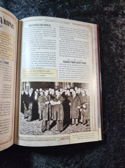 Houdini: The Life & Times of the World's Greatest Magician - Charlotte Montague