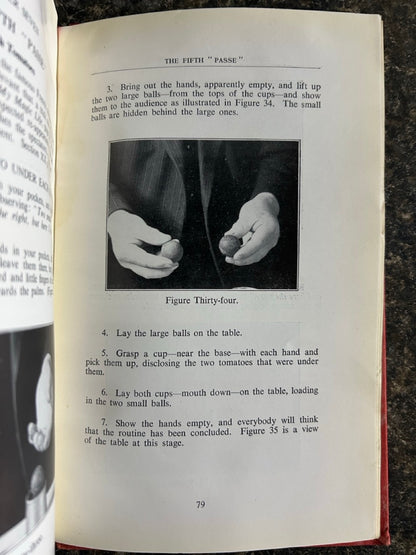 John Ramsay's Routine with Cups and Balls - Victor Farelli