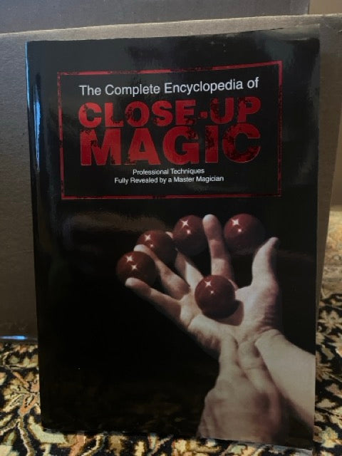 The Complete Illustrated Book of Close-Up Magic - Walter B Gibson (softcover)