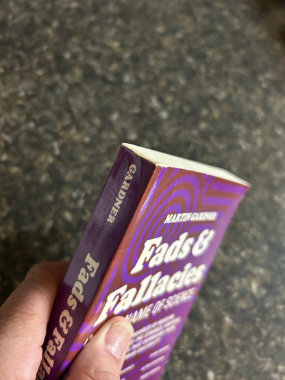 Fads & Fallacies In The Name of Science - Martin Gardner